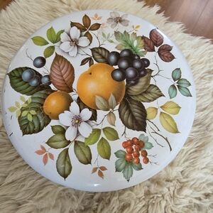 Vintage collectible tin,  manufactured by Harry Vincent Limited in England